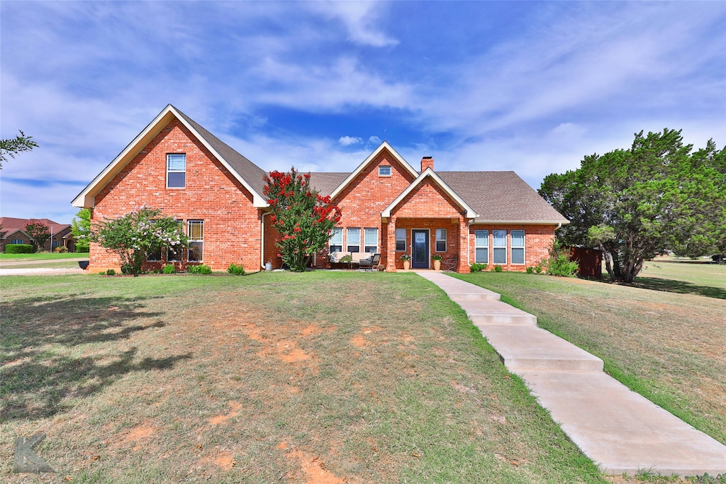 view of front facade with a front lawn