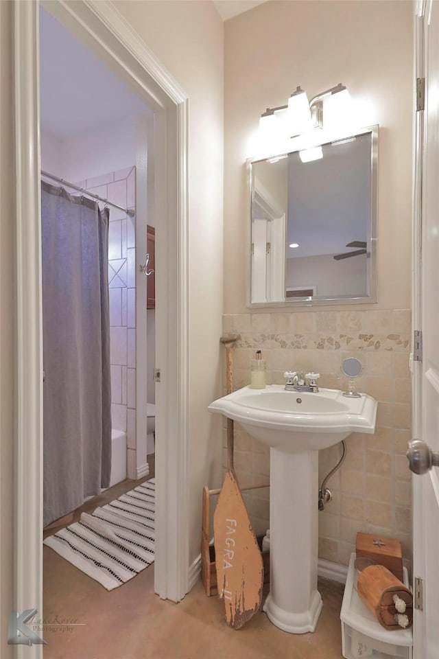 bathroom with shower / bath combo with shower curtain and sink