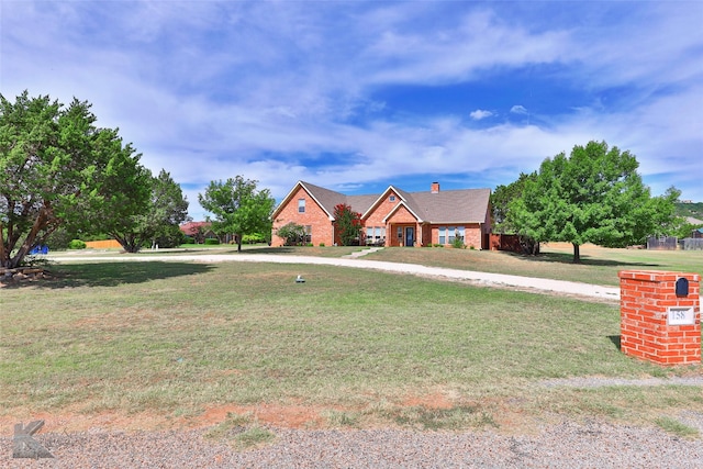 view of front of property featuring a front lawn