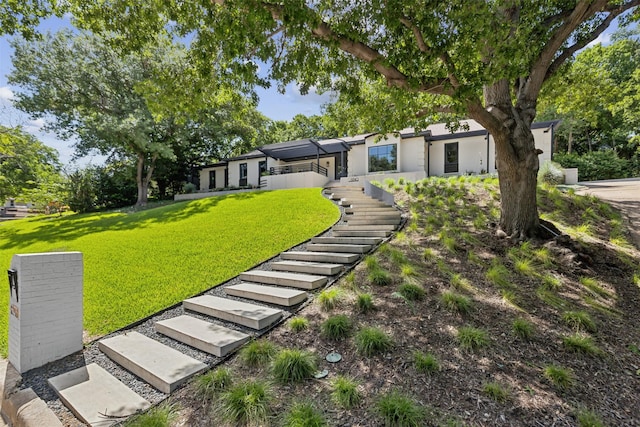 view of front of home featuring a front lawn