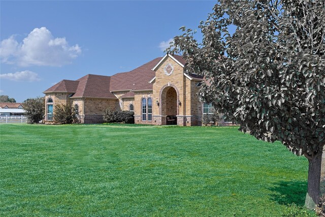 view of front of house featuring a front yard