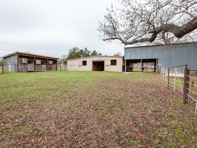 view of yard featuring an outdoor structure