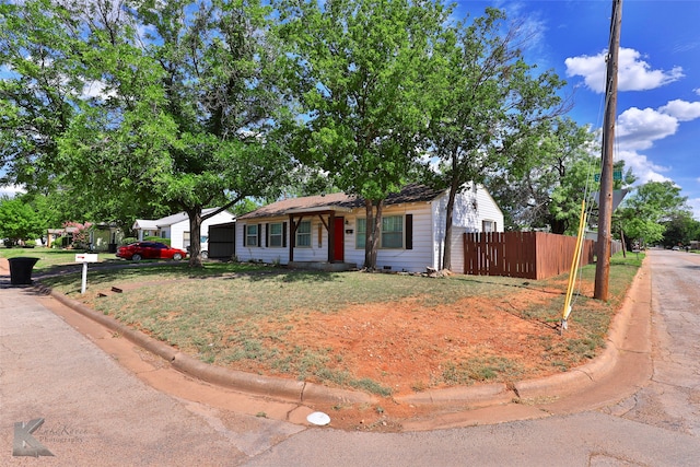 single story home featuring a front lawn