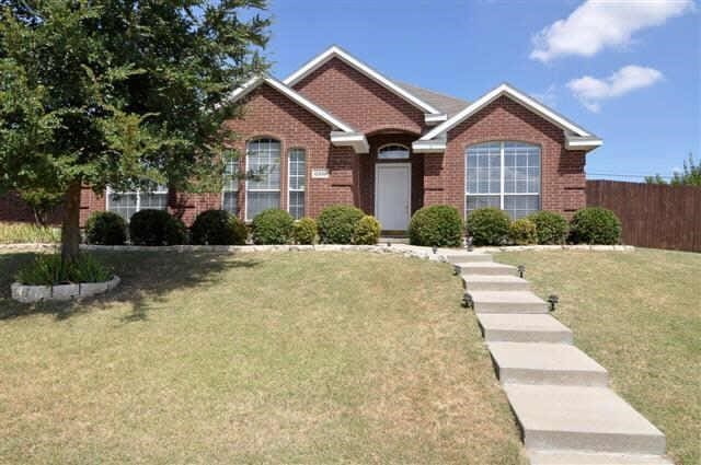 view of front of property with a front yard