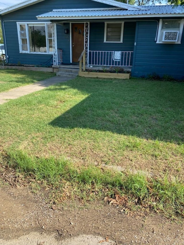 view of front facade with a porch and a front lawn