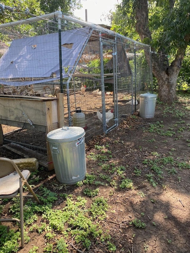 view of yard featuring an outdoor structure