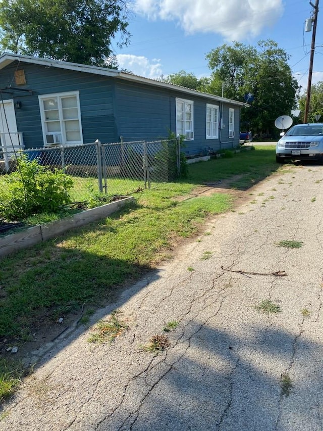 view of front of home featuring a front lawn