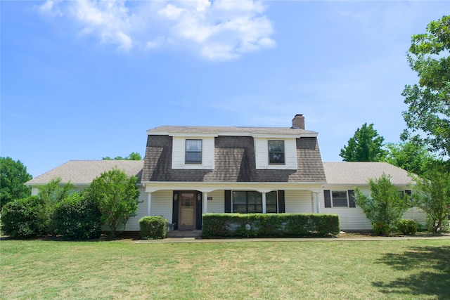 view of front facade featuring a front lawn