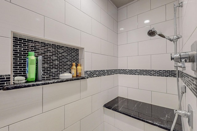 bathroom featuring a tile shower