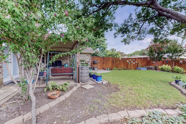 view of yard featuring a patio