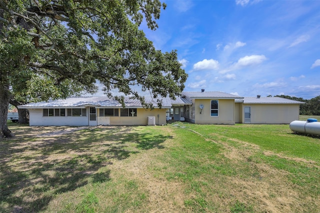 view of front of house featuring a front yard