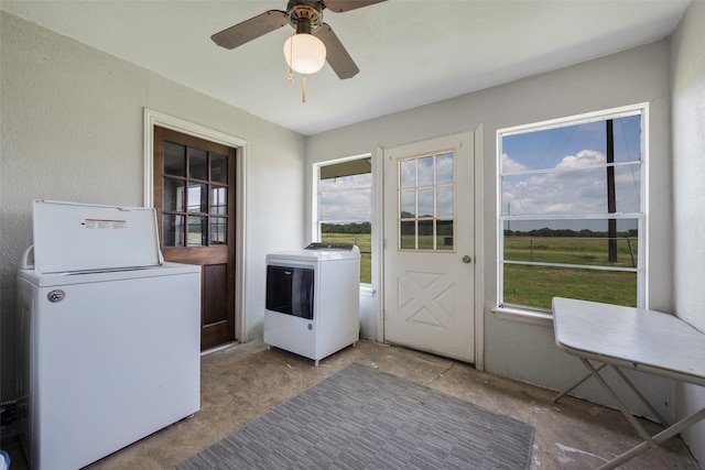 washroom featuring washer and clothes dryer and ceiling fan