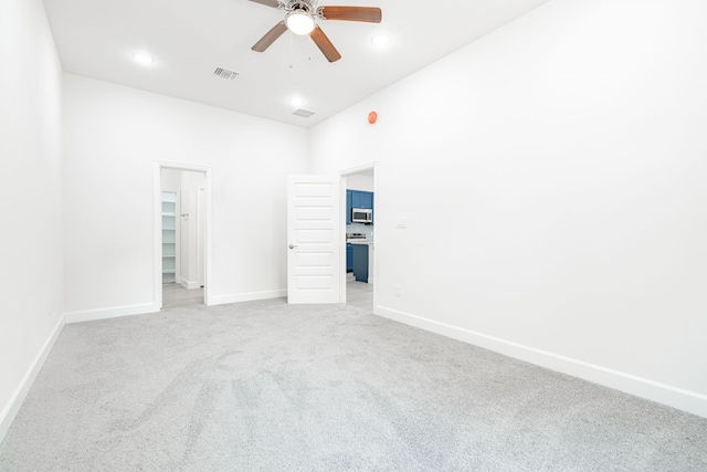 unfurnished room with light carpet and ceiling fan