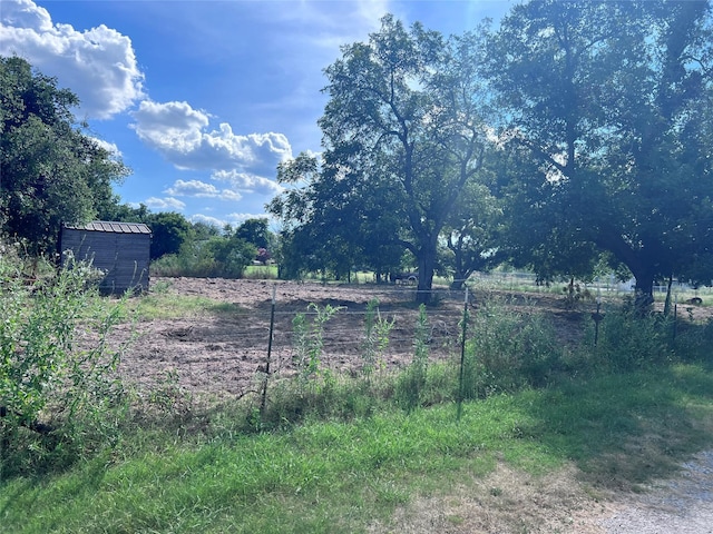 view of yard featuring a rural view