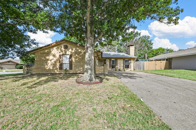 view of front of property with a front yard