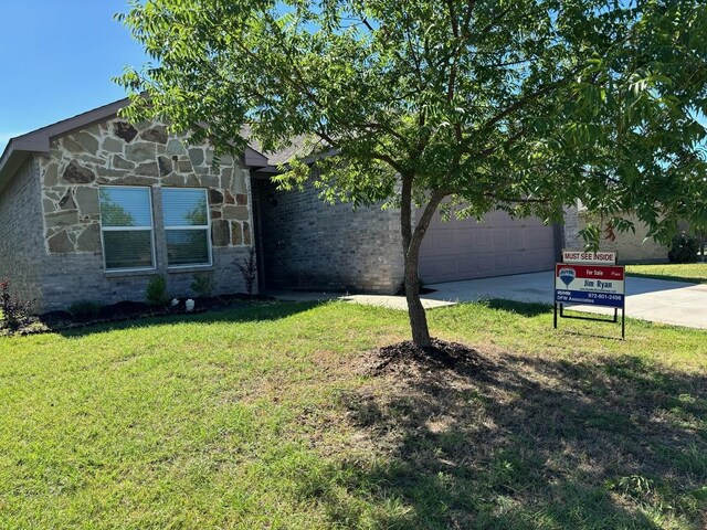 view of front of house featuring a front yard