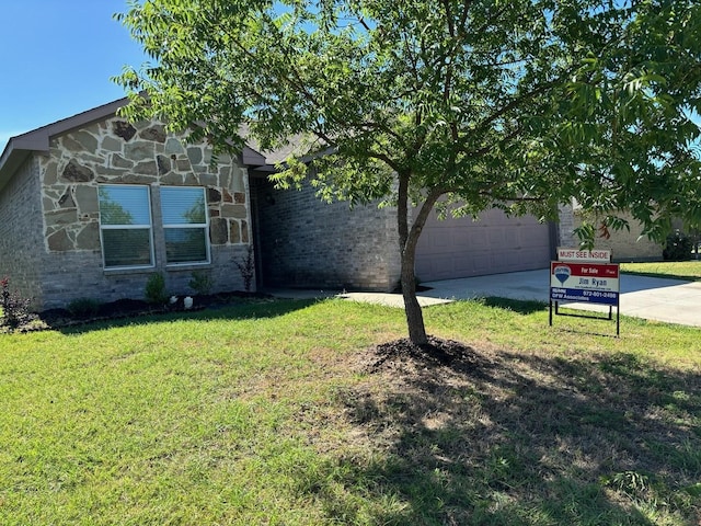 view of front facade featuring a garage and a front yard