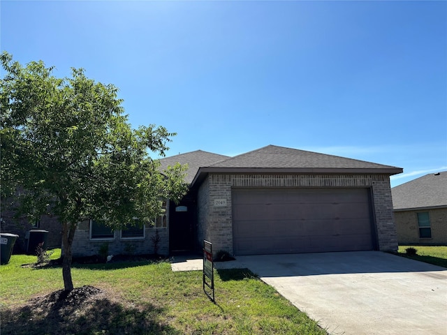 view of front facade featuring a garage and a front lawn