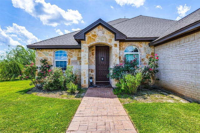 view of front facade featuring a front lawn