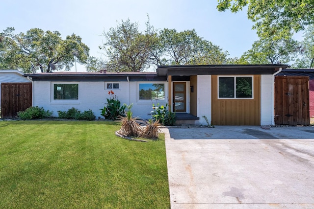 ranch-style home with a front yard