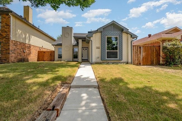 view of front of property featuring a front lawn