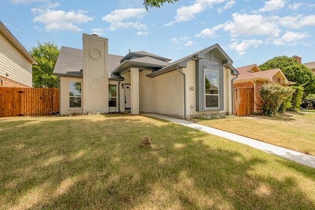 view of front of property featuring a front lawn