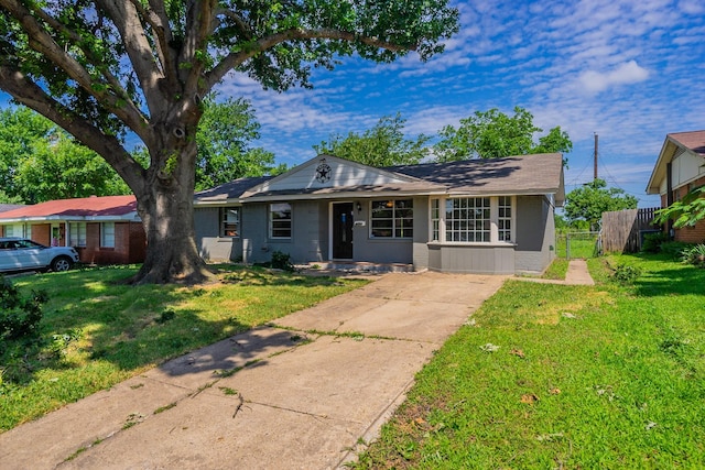 single story home featuring a front lawn