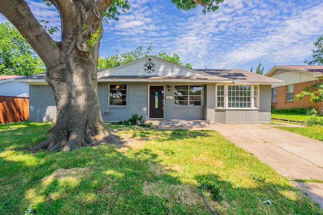 single story home with a front lawn