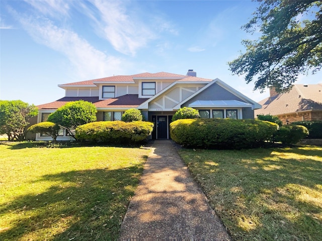 view of front of house featuring a front lawn