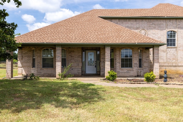 view of front of home featuring a front yard