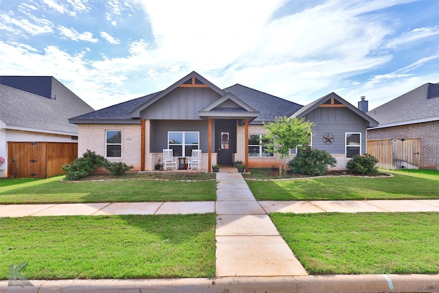 view of front of house featuring a front yard