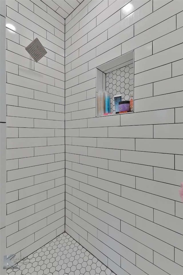 bathroom featuring a tile shower