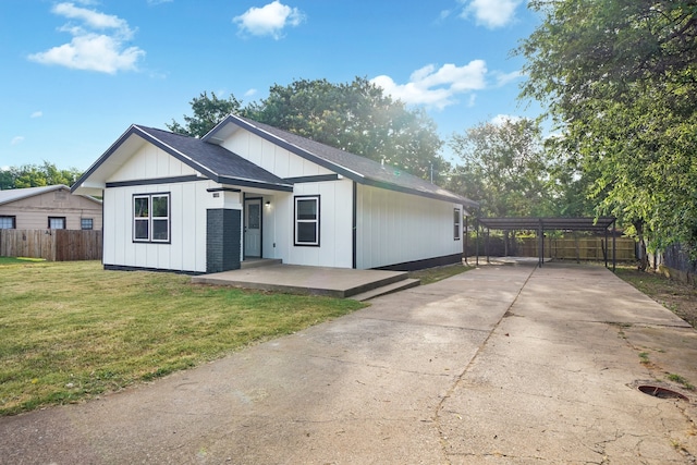 view of front of home with a front lawn