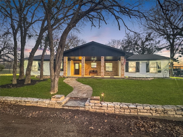 view of front of property featuring a yard