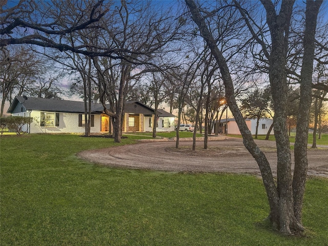 view of yard at dusk