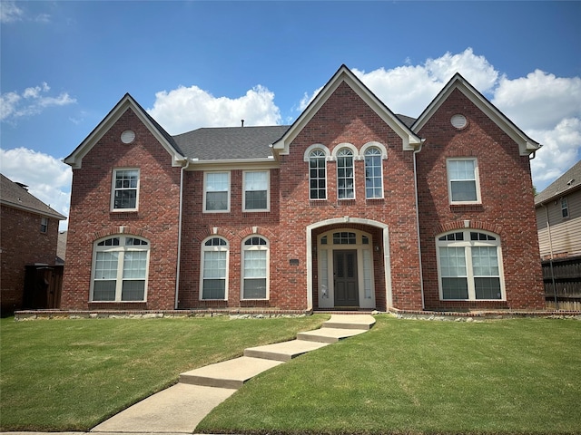 view of front of house featuring a front lawn