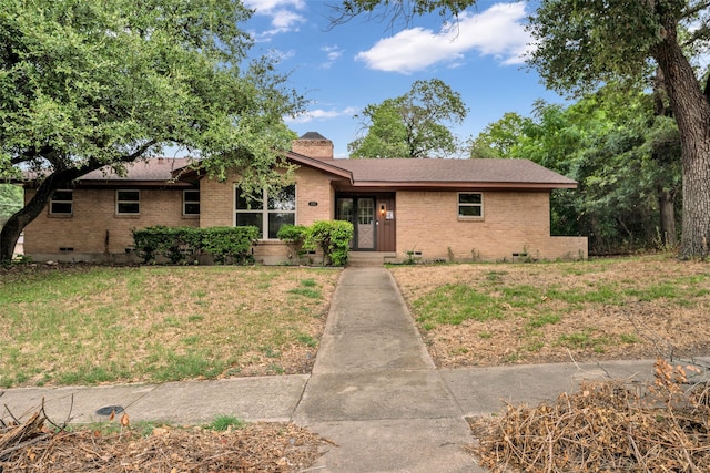 single story home featuring a front lawn