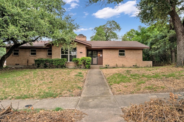 ranch-style home featuring a front lawn