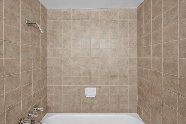 bathroom featuring tiled shower / bath combo