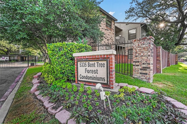 community / neighborhood sign featuring a lawn