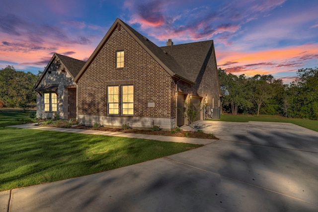 view of front of property featuring a yard