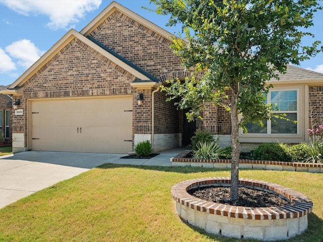 view of front of property featuring a front yard and a garage