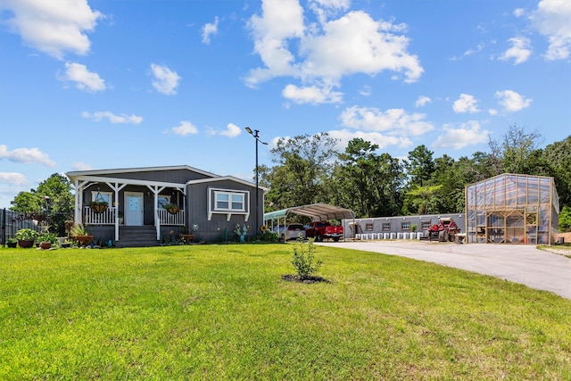 view of front of home featuring a carport and a front yard