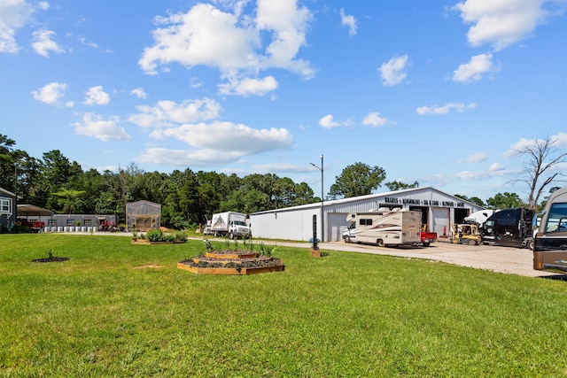 view of yard with an outbuilding