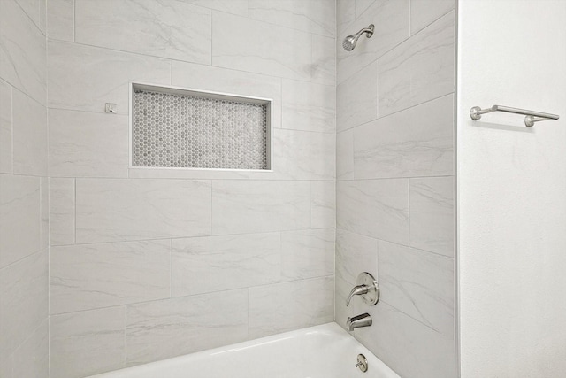 bathroom with tiled shower / bath combo