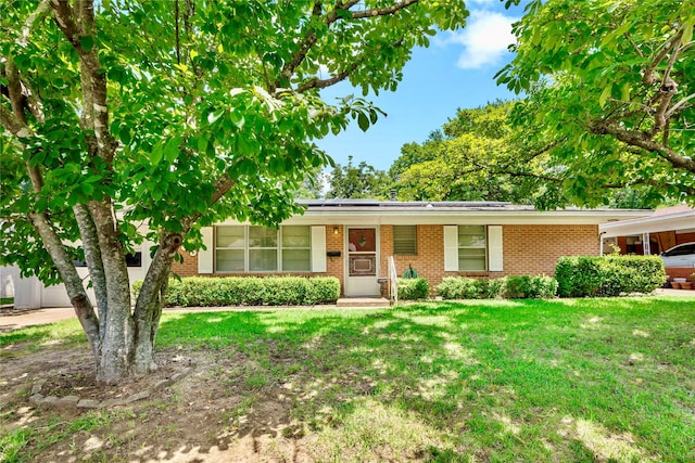 ranch-style home featuring a front lawn