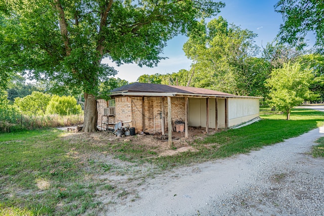 view of outdoor structure featuring a yard