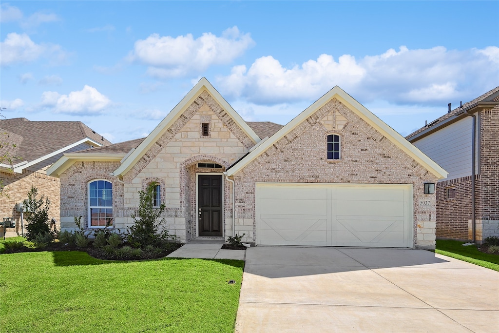 view of front of property with a front lawn