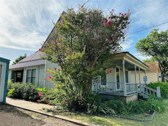 view of front of property with covered porch