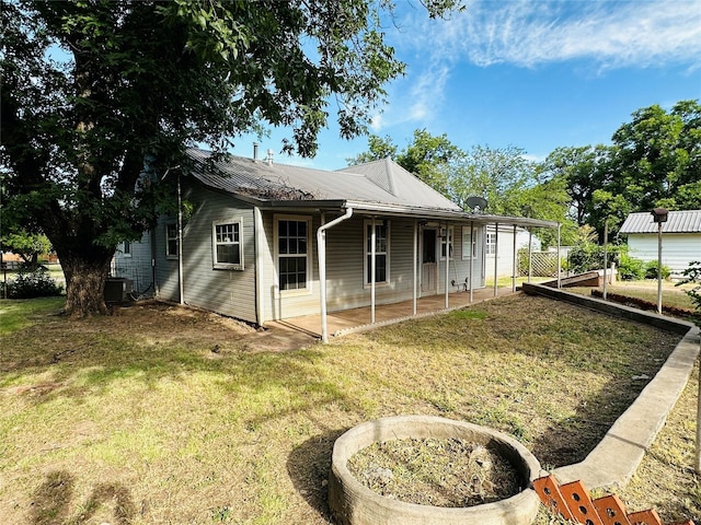 view of front facade with a front yard